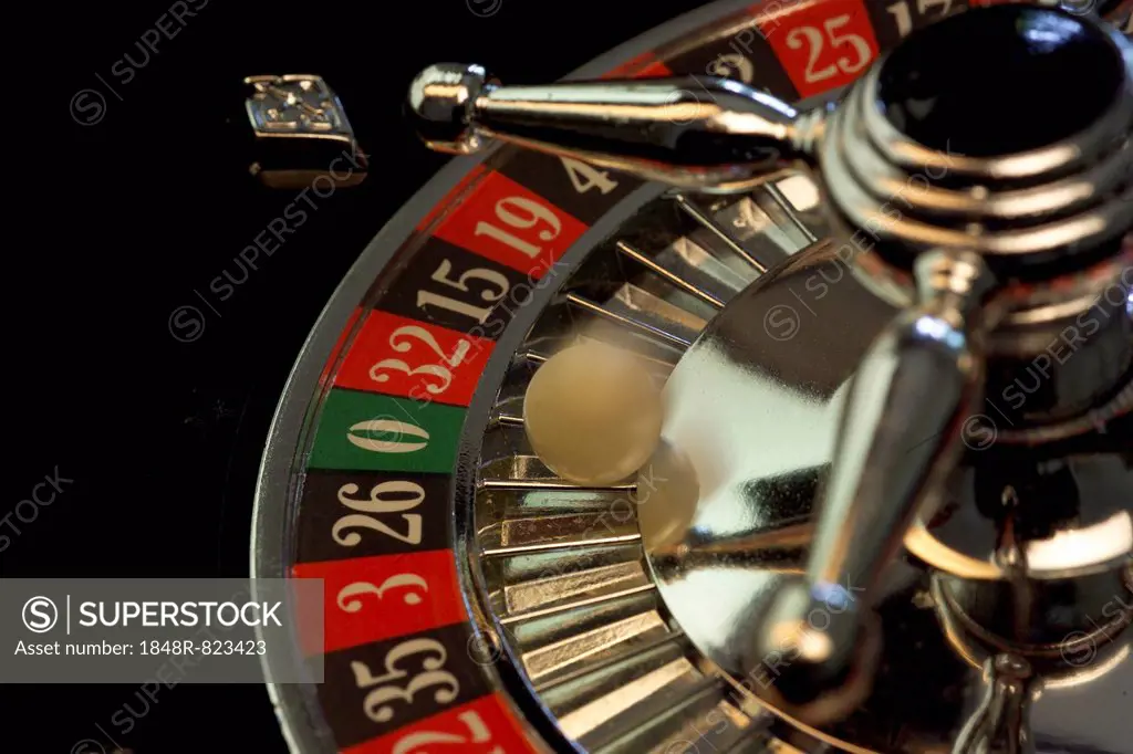 Roulette wheel with rotating ball