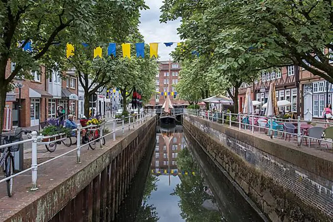 Fleth inner-city watercourse, formerly the city's inner harbour, Hanseatic city of Buxtehude, Lower Saxony, Germany, Europe