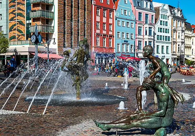 Fountain of joie de vivre by Jo Jastram and Reinhard Dietrich at Universitaetsplatz, behind historic house facades, Hanseatic City of Rostock, Baltic Sea, Mecklenburg-Western Pomerania, Germany, Europe