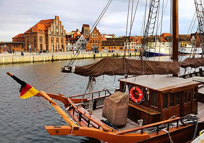 Old harbour with the two-masted wooden sailing ship La-Paloma, Hanseatic City of Wismar, Mecklenburg-Western Pomerania, Germany, Europe