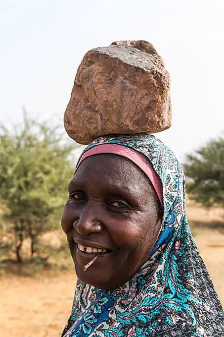 Woman with a stone on her head, Gerewol festival, courtship ritual competition among the Woodaabe Fula people, Niger, Africa