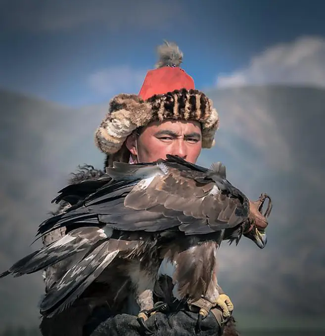 Mongolian eagle hunter, Kazakh with trained eagle, portrait, province Bajan-Oelgii, Mongolia, Asia