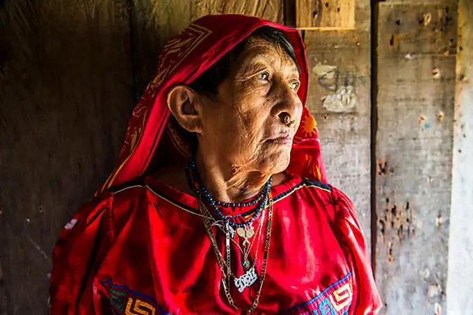 Portrait of a tradfitional dressed Kuna indian woman, Achutupu, San Blas islands, Kuna Yala, Panama, Central America