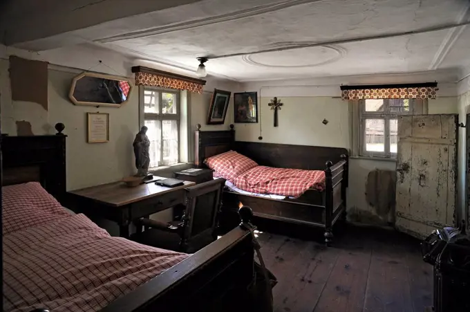 Bedroom with a desk, furnished as in 1920, in a farmhouse originally from Kleinrinderfeld, built in 1779, relocated to the Franconian Open Air Museum ...