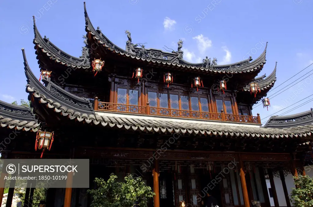 China, Shanghai, Yuyuan Gardens. Angled View Looking Up At The Elaborate Roof Of A Traditional Style Building