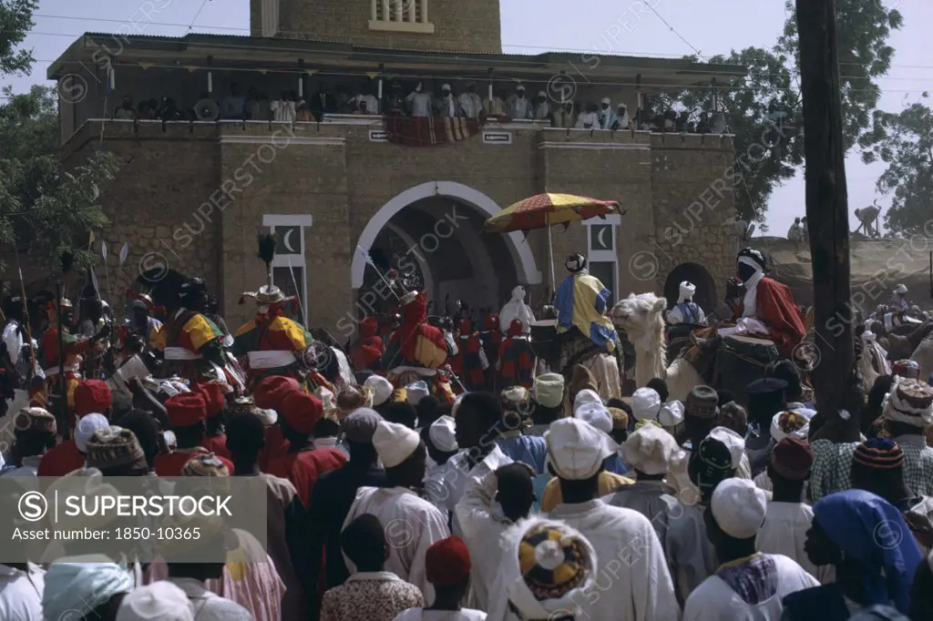 Nigeria, Katsina, Salah Day Marking The End Of Ramadan.  Crowds Surrounding The Emir And His Retinue As He Returns To His Palace.