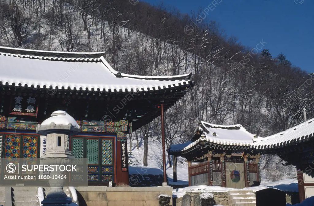 South Korea, Kangwon , Soraksan Nat. Park, Sorak Mountains.  Shinhungsa Temple.  Inner Courtyard Of Zen Meditation Temple First Built In 653 Ad.  Rebuilt In 1645 And Again After The Korean War.
