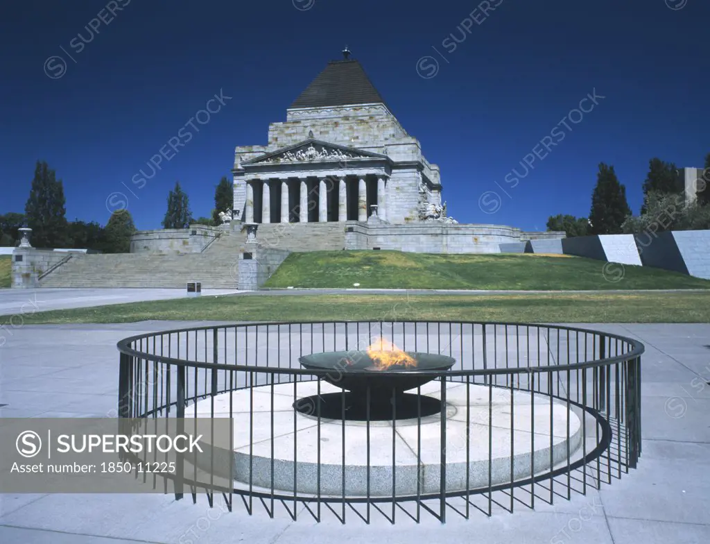 Australia, Victoria, Melbourne, The Shrine Of Remembrance Ww1 Memorial With The Eternal Flame In Front