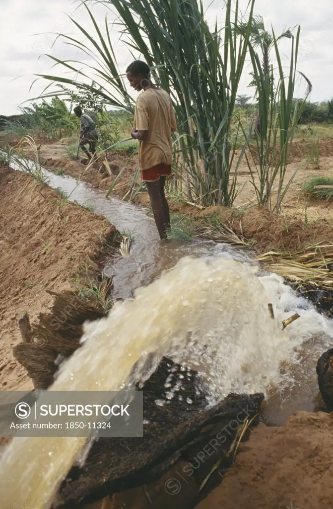 Somalia, Bula Hawa, Local Men And Irrigation Channel In Project To Restart Agriculture In Area Devastated By War Near Mandera Funded By Trocaire.