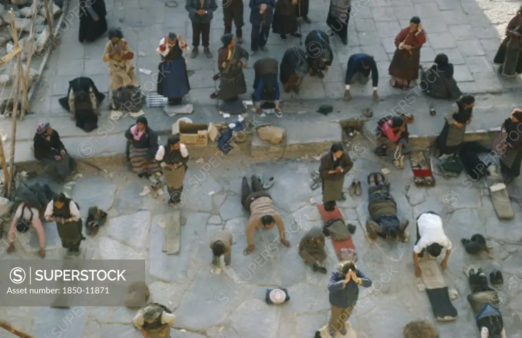 Tibet, Lhasa, Jokhang Monastery, Pilgrims Prostrate Themselves And Pray In Front Of Jokhang Monastery.