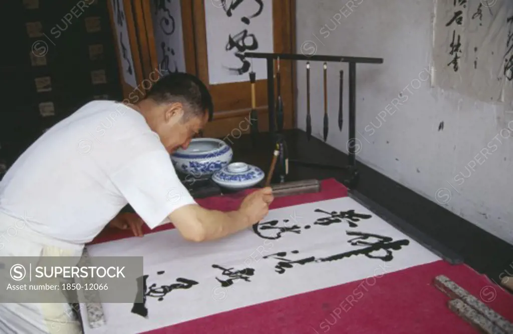 China, Sichuan, Leshan, Calligrapher.