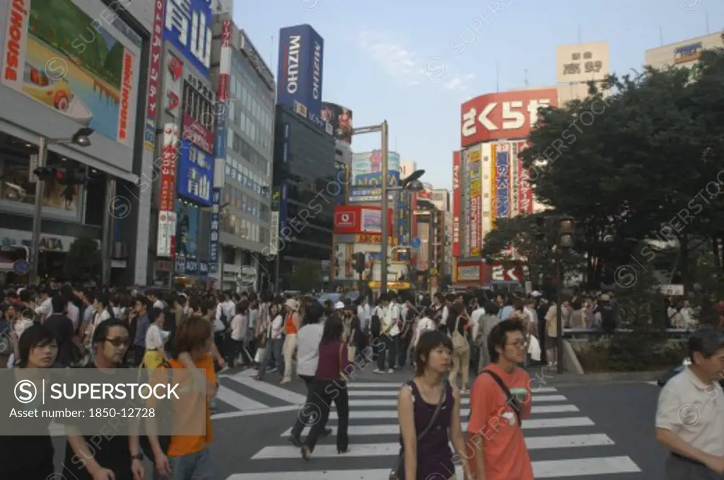 Japan, Honshu, Tokyo, Crowds On Pedestrian Crossing On Shinjuku-Dori Avenue On Saturday Evening Directly In Front Of Shinjuku Station