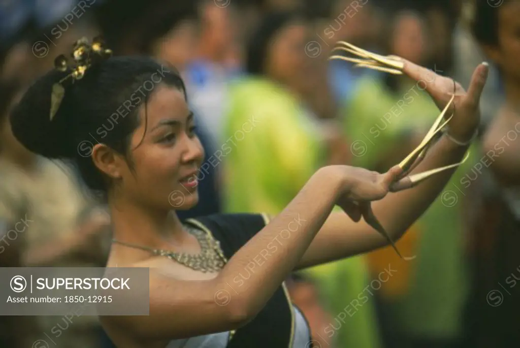 Thailand, Chiang Mai, Wat Phra Singh, Traditional Thai Fingernail Dancer Performing