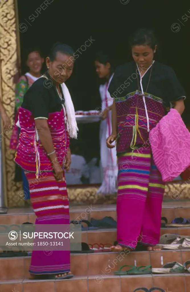 Thailand, Chiang Mai, Wat Phra Singh, Two Karen Women Finding Their Shoes On Steps Upon Leaving A Ceremony