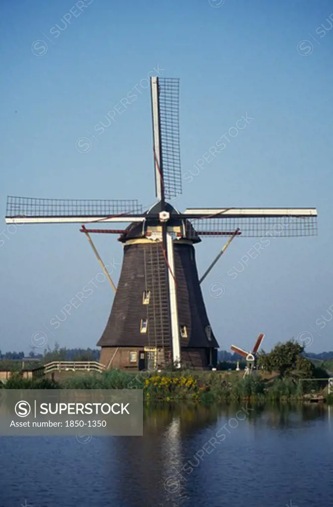 Holland, Zuid Holland, Kinderdijk, Windmill On The Riverbank Of The Rhine.