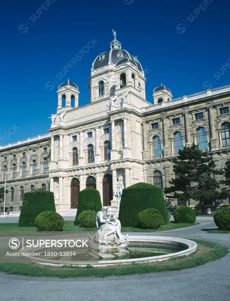 Austria, Vienna, The Natural History Museum With Statue In Pool In The Foreground