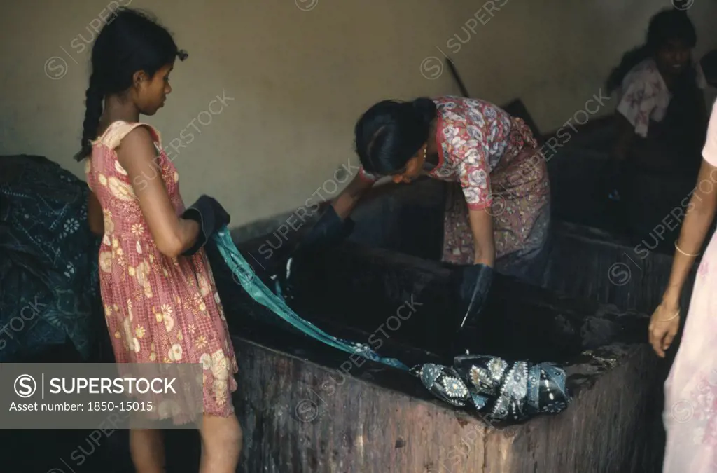 Sri Lanka, Arts, Batik, Girls Dyeing Batik Cloth.