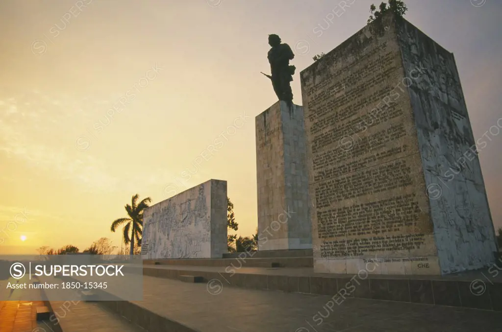 Cuba, Santa Clara, Plaza De La Revolution.  Statue Of Che Guevara At Sunset.