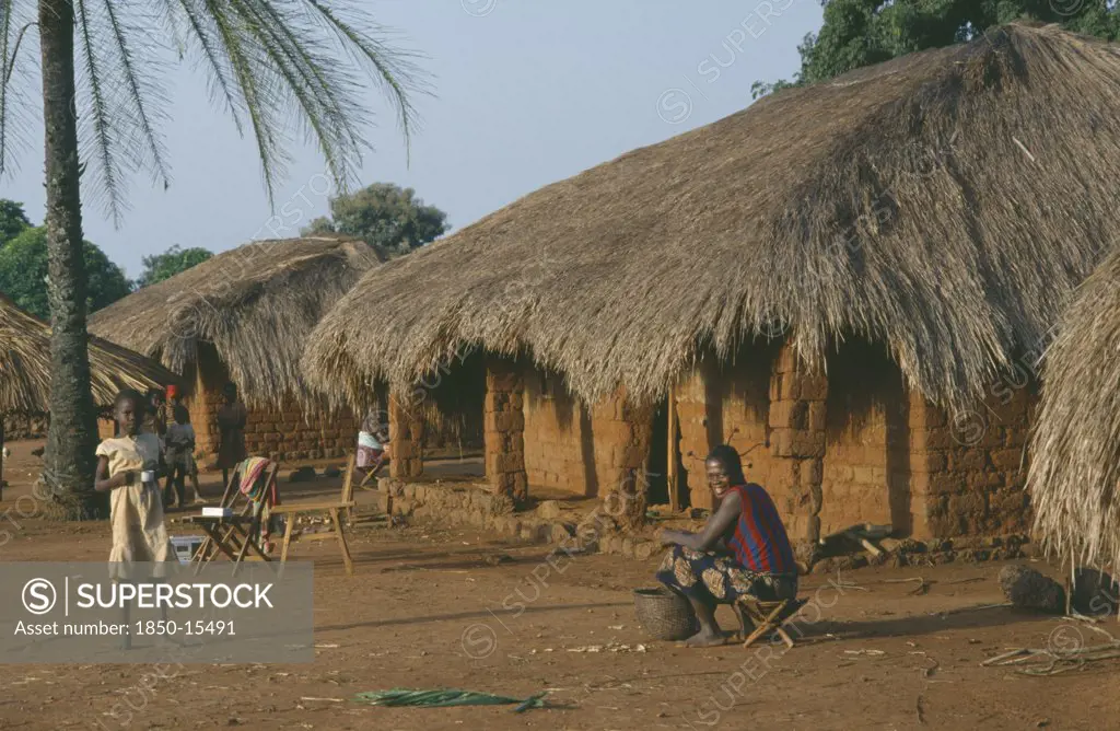 Central African Republic, Traditional Houses, Typical Roadside Dwellings Of The Sango Tribe With Mud Brick Walls And Thatched Roof.