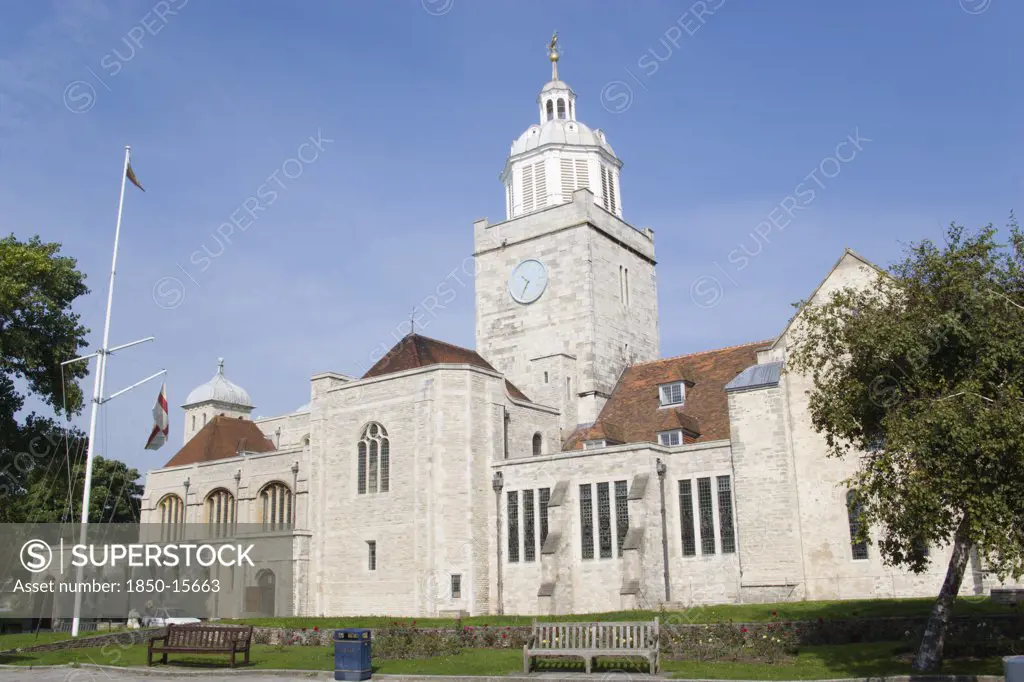 England, Hampshire, Portsmouth, The Anglican Cathedral Church Of St Thomas Of Canterbury Started In The 12Th Century And Completed In 1980. Consecrated As A Cathedral In 1927.