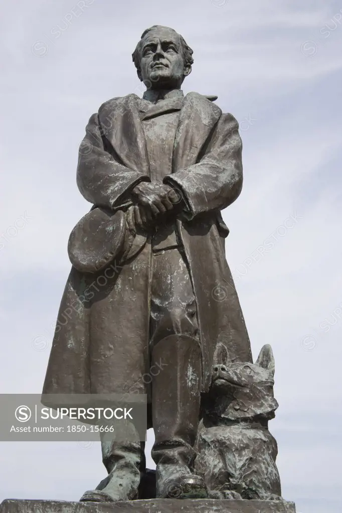 England, Hampshire, Portsmouth, Statue By Kathleen Scott Of Her Husband Robert Falcon Scott Also Known As Scott Of The Antarctic In The Historic Naval Dockyard.