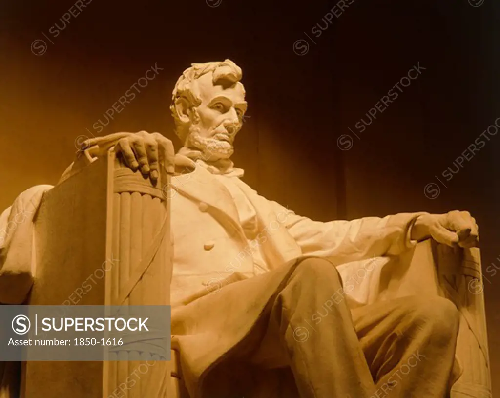 Usa, Washington Dc, The Lincoln Memorial With The Illuminated Statue Of Abraham Lincoln Seated