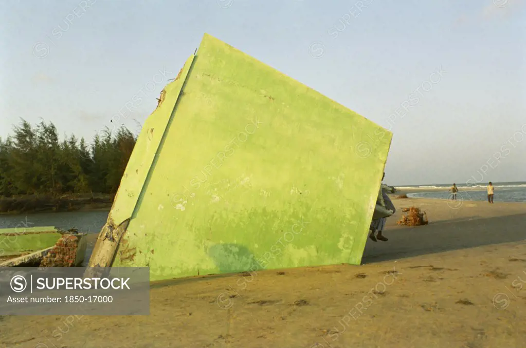 India, Tamil Nadu, Nagapattinam, The Remains Of A House Destroyed By The Indian Ocean Tsunami Lie On The Beachfront At Nagapattinam.