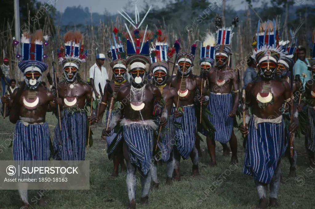 Pacific Islands, Melanesia, Papua New Guinea, Western Highlands. Mount Hagen. Sing Sing Festival. Mid Wahgi Men In Traditional Costumes With Faces Painted And Elaborate Headdresses