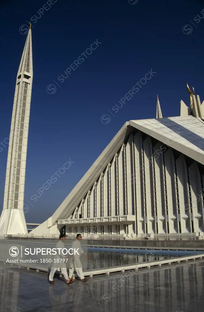 Pakistan, Islamabad, 'Worshippers Walking Past The Pool At The Shah Faisal Mosque.  Part View Of Roof And Minaret Behind.  Design By Vedat Dalokay, Construction Completed 1986.'