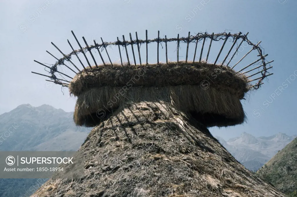 Colombia, Sierra Nevada De Santa Marta, Kogi Tribe, Kogi Religious Centre Of Mamarongo.  View Of Nuhue  / Temple Roof With Potsherds In The Rack At Apex. In Background High Peaks Of The Sierra Nevada