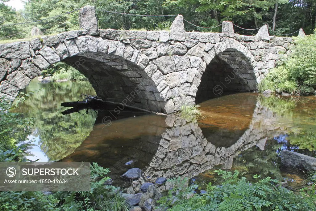 Usa, New Hampshire, Hillsborough, Stone Arch Bridge.