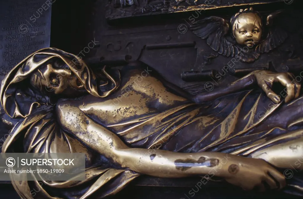 Belgium, Brabant, Brussels, Grand Place.  Detail Of Bronze Monument To Everard T Serclaes Who Liberated Brussels From The Flemish In The 14Th Century By Julien Dillens. On Charles Bul Street Beneath The Arcades Of Maison De L Etoile