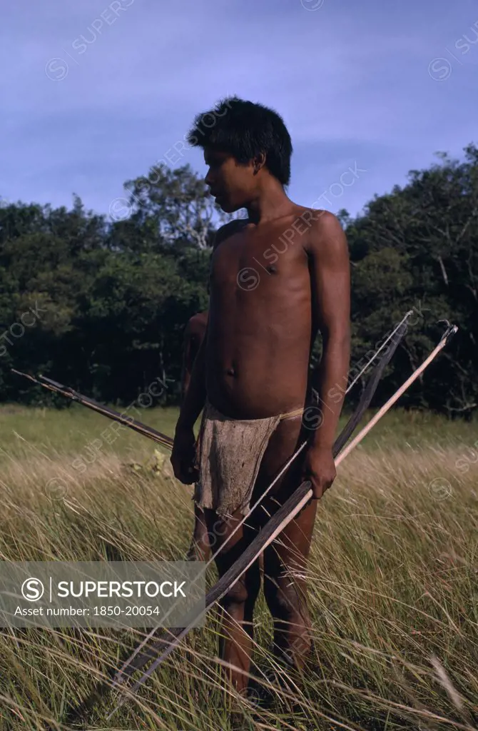 Colombia, Casanare, Llanos Orientales, Cuiva Indian Hunter  One Of A Hitherto Uncontacted Group  In Llanos Grasslands Bordering Rivers Agua Clara & Casanare  With Macana Wood Bow  Bamboo Arrows And Beaten Bark-Cloth Guayuko Loincloth.By 2008 This Group Has Become Virtually Extinct Through Contact With White Settlers.   Tribal Indigenous 1 Colombian Columbia Hispanic Indegent Latin America Latino Single Unitary South America