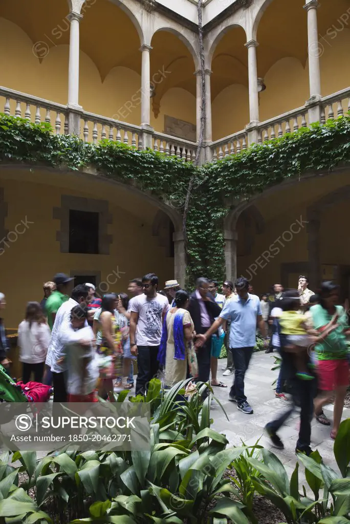 Spain, Catalonia, Barcelona, Tourists in the courtyard of the Crown of Aragon archive building.