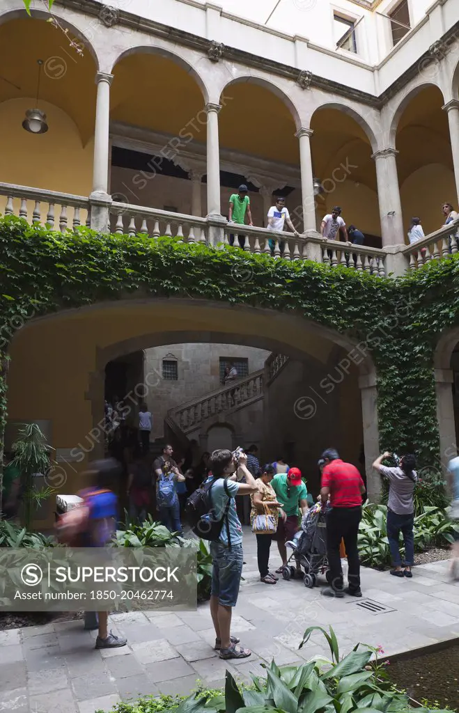 Spain, Catalonia, Barcelona, Tourists in the courtyard of the Crown of Aragon archive building.