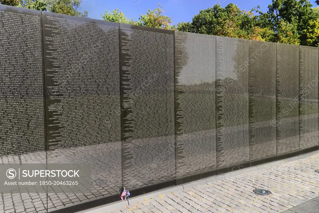 USA, Washington DC, National Mall, Vietnam Veterans Memorial, The Memorial Wall with the names of those killed or missing in action during the Vietnam War.