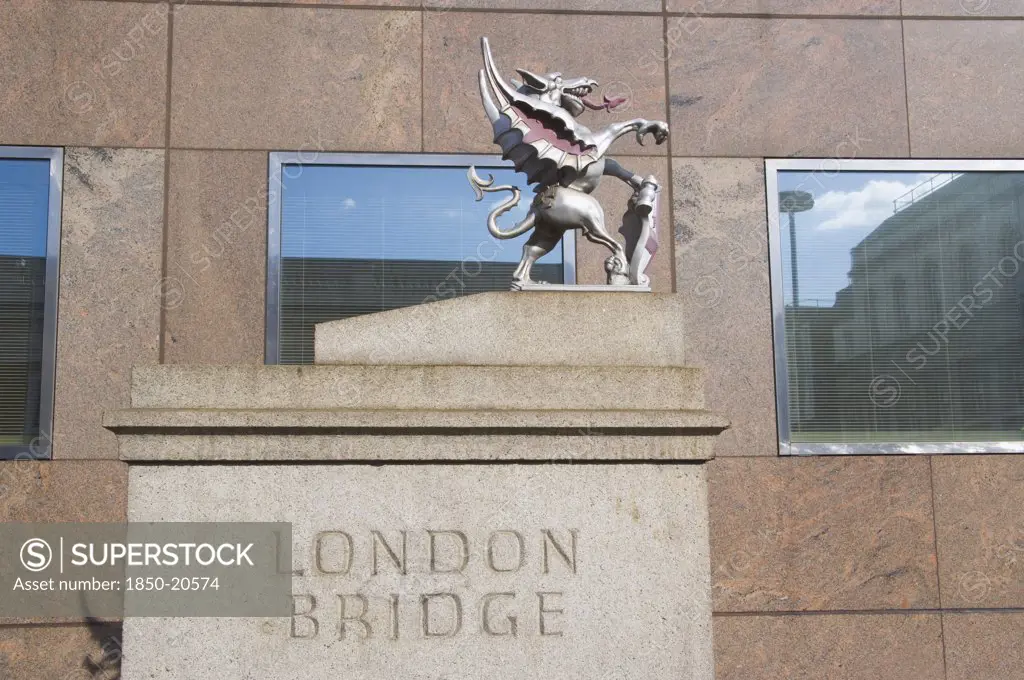 England, London, London Bridge Detail With Statue Of Griffin On The Southwark Side. Griffins Mark The Historical City Boundary And Are Where Travellers Paid Their Tolls.