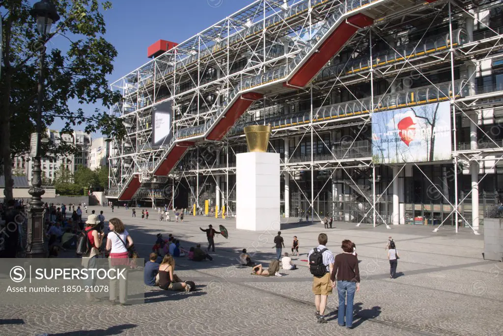 France, Ile De France, Paris, Tourists Watching A Street Performer In The Square Outside The Pompidou Centre In Beauborg Les Halles