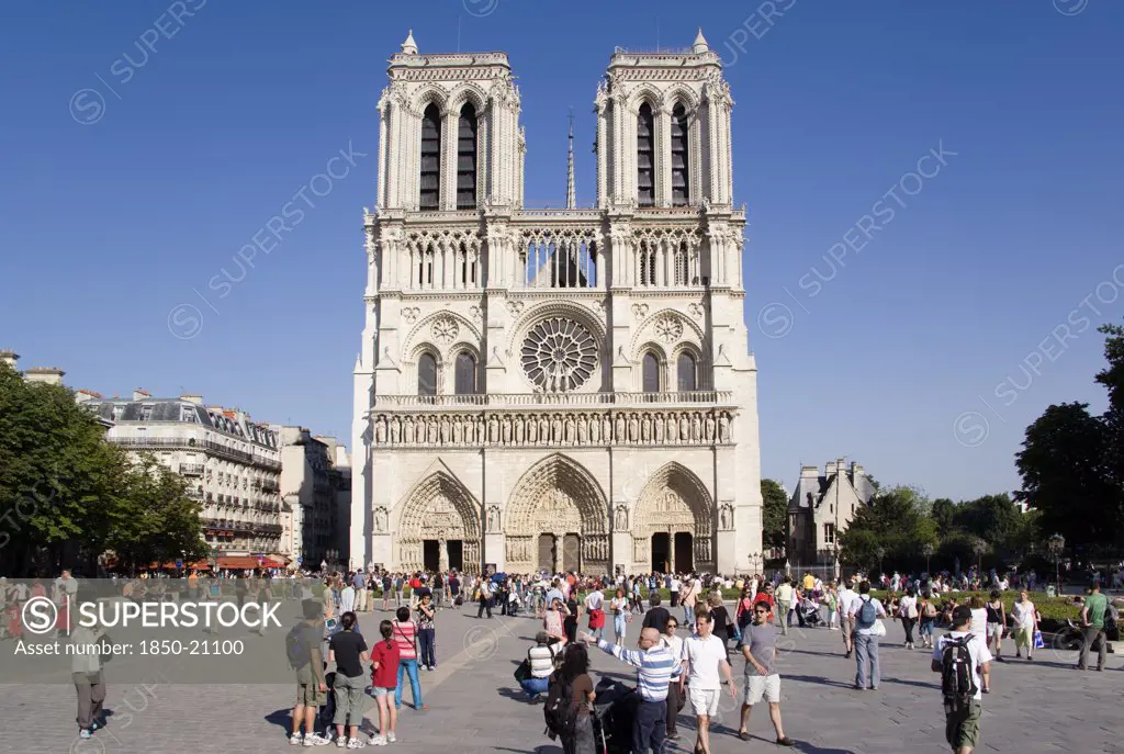 France, Ile De France, Paris, Tourists In The Place Du Parvis Notre Dame In Front Of The West Front Of The Gothic Cathedral Of Notre Dame On The Ile De La Cite