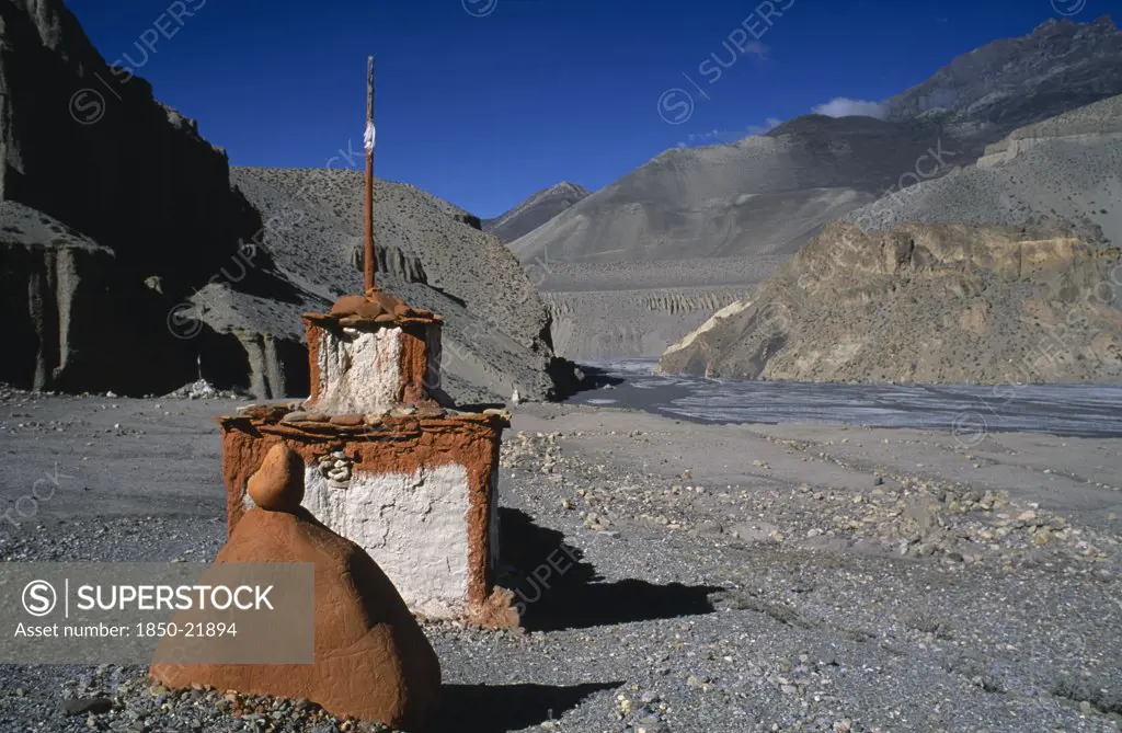 Nepal, Mustang, Landscape, Stupa And Sacred Stones To Protect Travellers From The Perils Of The Journey. Rtnd 2 Vkb 15/5/2009