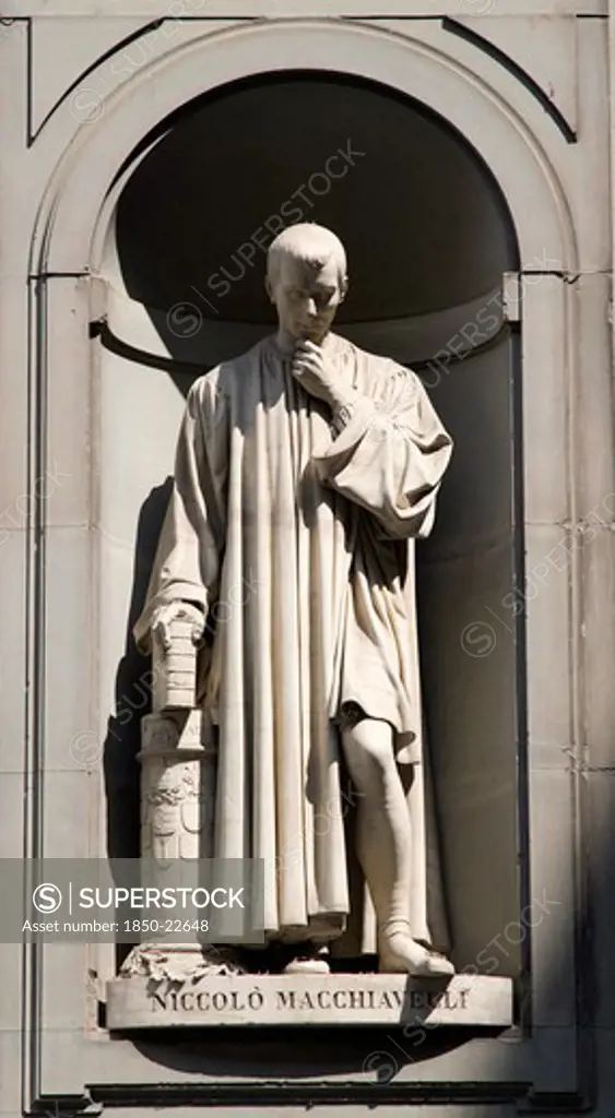 Italy, Tuscany, Florence, Statue Of The Politician And Writer Niccolo Machiavelli In The Vasari Corridor Outside The Uffizi