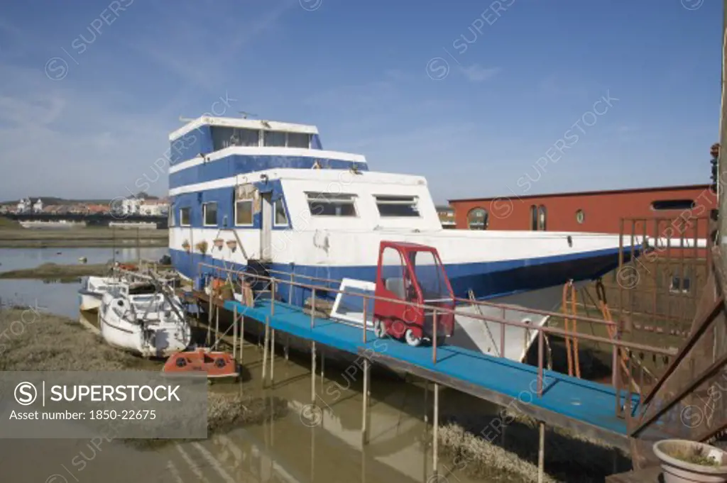 England, West Sussex, Shoreham-By-Sea, Houseboat Moored Along The Banks Of The River Adur.