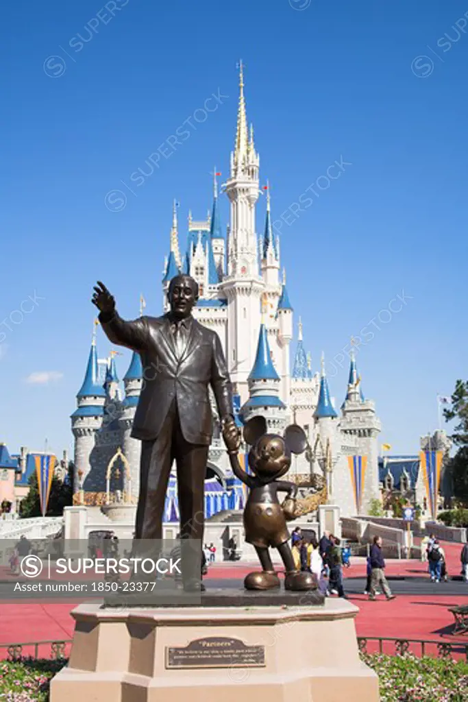 Usa, Florida, Orlando, Walt Disney World Resort. Walt Disney And Mickey Mouse Partners Statue In Front Of CinderellaS Castle In The Magic Kingdom.