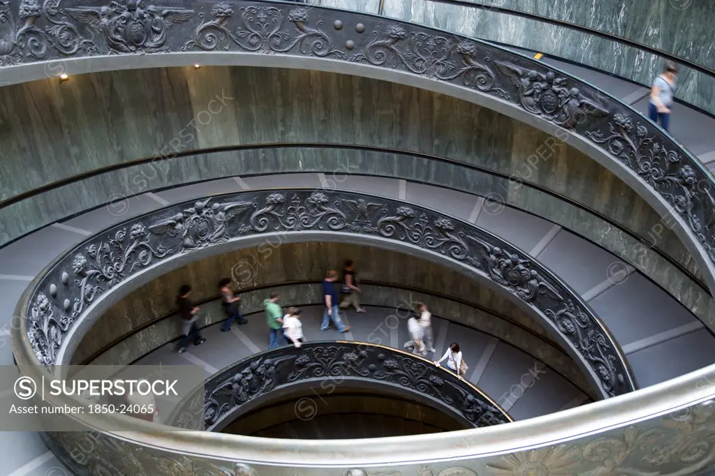 Italy, Lazio, Rome, Vatican City People Descending The Spiral Ramp From The Museum To The Street Designed In 1932 By Guiseppe Momo