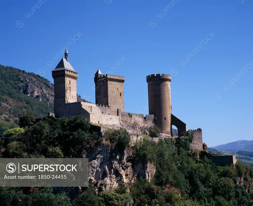 France, Midi-Pyrenees, Ariege, Chateau Foix On Rocky Hilltop Above Town.  Built On 7Th Century Fortification And Known To Date From The 10Th Century.  Now Houses The Musee DAriege.