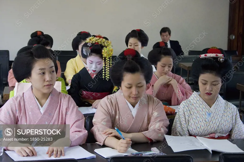 Japan, Honshu, Kyoto, 'Gion District, The Neighbourhood Where Geisha Live, Study And Perform.  Geisha And Maiko Apprentice Geisha Dressed In Kimonos Attending A Class At Mia Garatso School Of Geisha.'