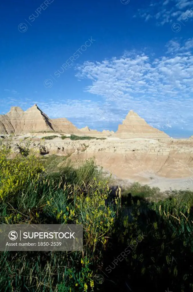 Usa, South Dekota, Badlands National Park, View Over Landscape Toward Pyramid Shaped Rock Formations
