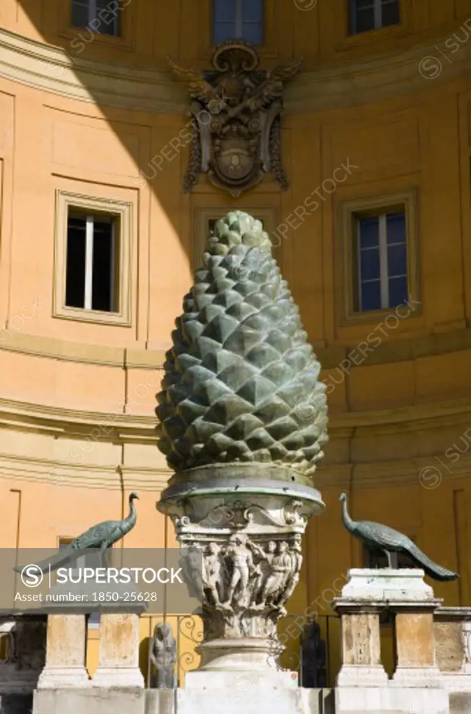 Italy, Lazio, Rome, Vatican City Museums The Cortille Della Pigna A Huge Bronze Pine Cone From A Roman Fountain In A Niche Below The Papal Heraldic Crest In A Niche By Pirro Ligorio On The Belvedere Palace
