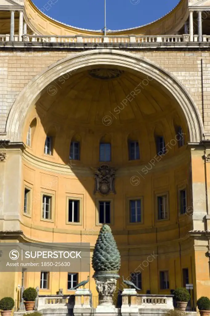 Italy, Lazio, Rome, Vatican City Museums The Cortille Della Pigna A Huge Bronze Pine Cone From A Roman Fountain In A Niche Below The Papal Heraldic Crest In A Niche By Pirro Ligorio On The Belvedere Palace