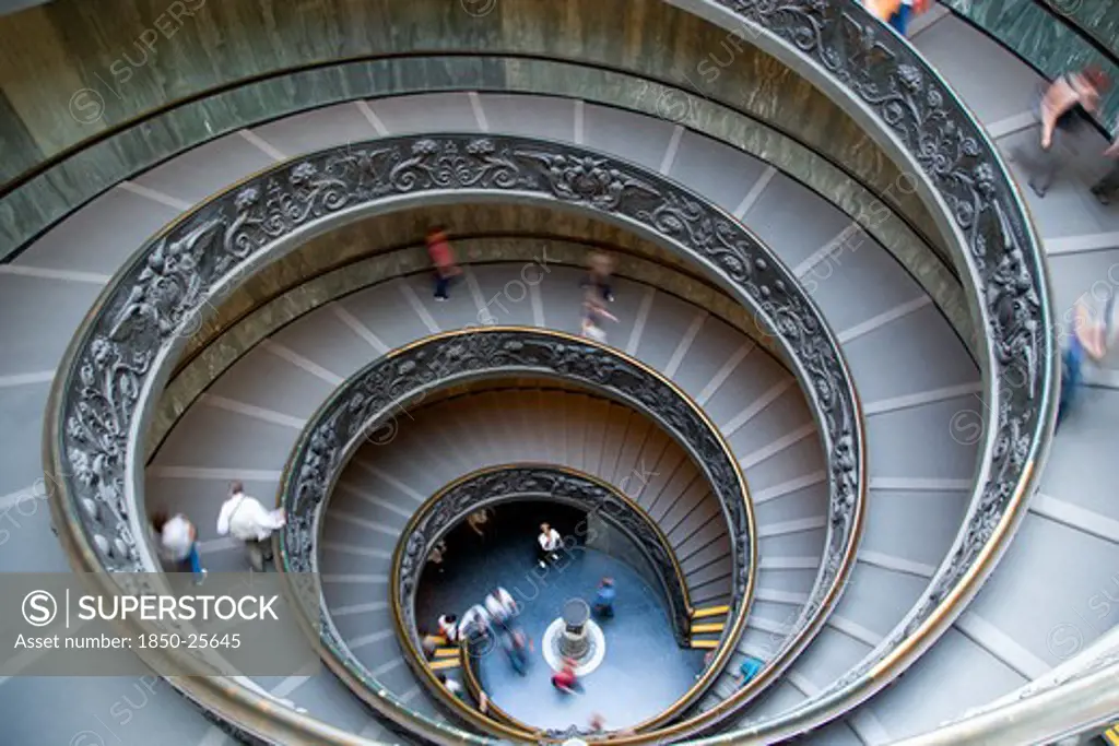 Italy, Lazio, Rome, Vatican City Museums Tourists Descending The Spiral Ramp Designed By Giuseppe Momo In 1932 Leading From The Museums To The Street Level Below